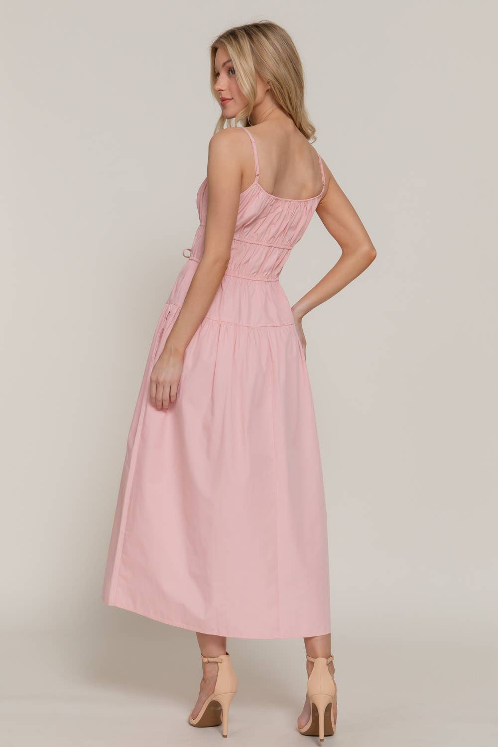 Vestido largo con detalle de lazo delantero y volantes.