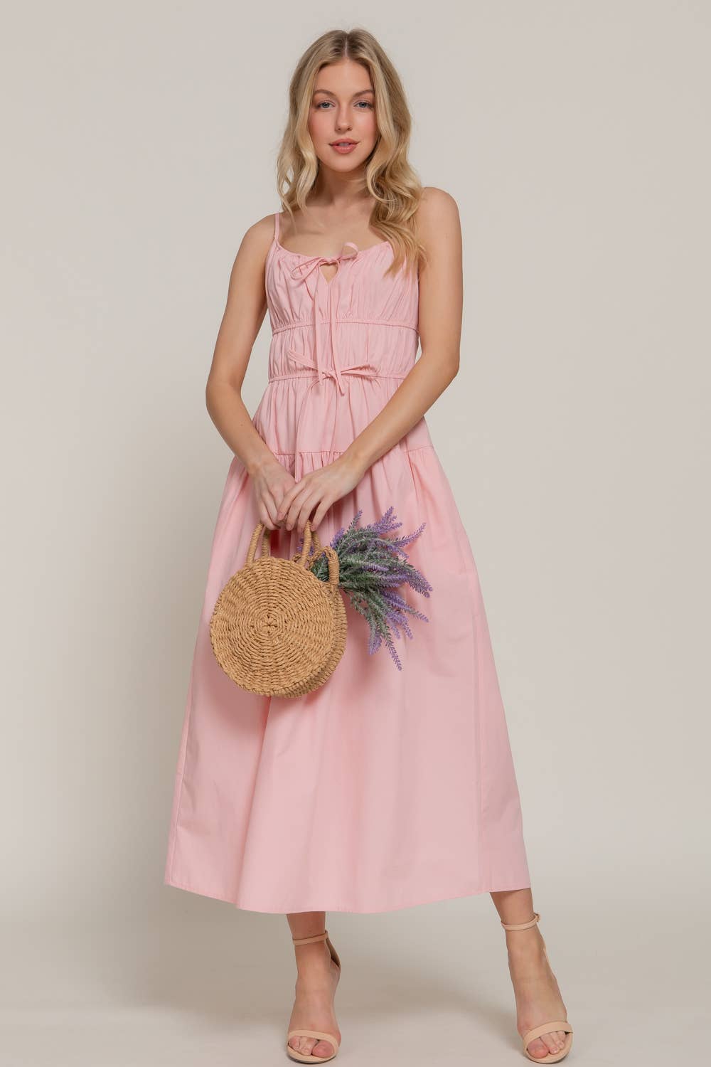 Vestido largo con detalle de lazo delantero y volantes.