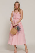 Vestido largo con detalle de lazo delantero y volantes.