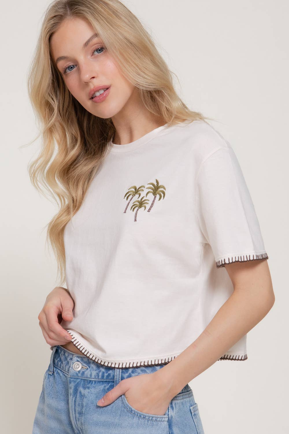 Top de algodón tipo jersey con cuello redondo, manga corta y detalle bordado: IVY-ecru / M