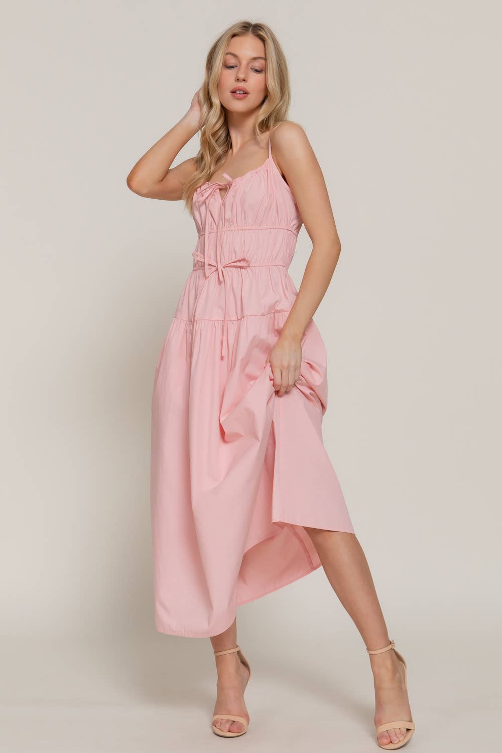 Vestido largo con detalle de lazo delantero y volantes.
