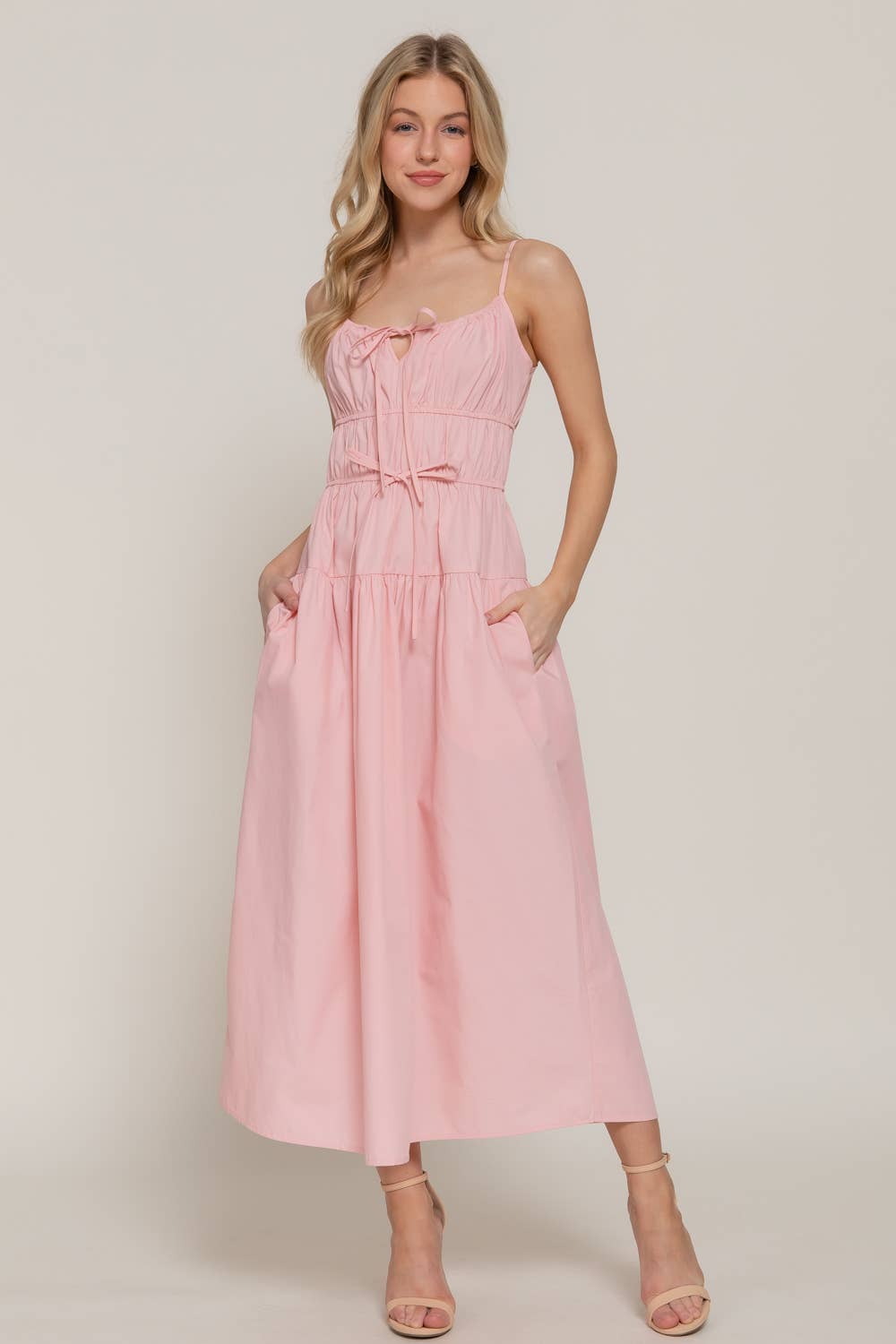Vestido largo con detalle de lazo delantero y volantes.