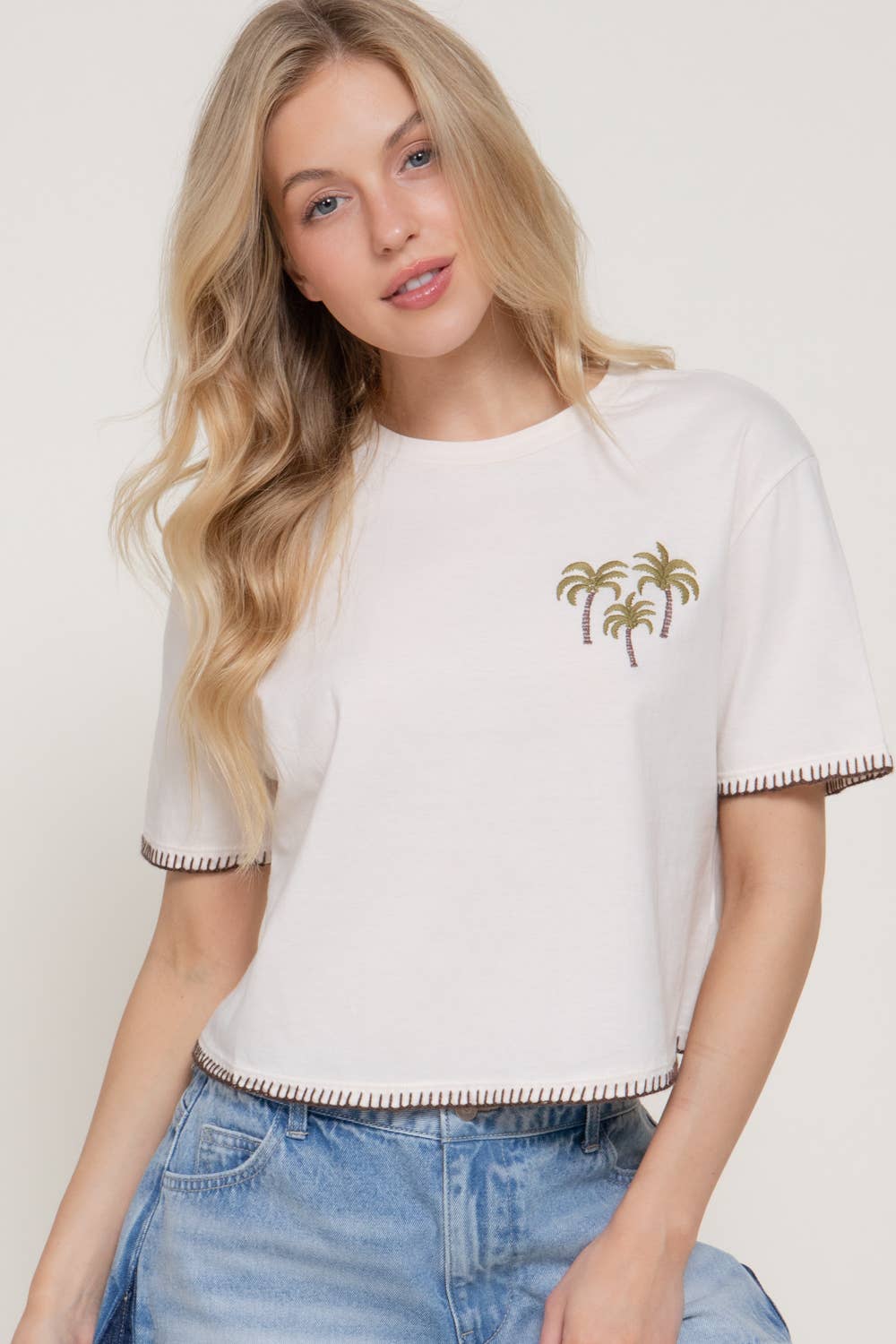 Top de algodón tipo jersey con cuello redondo, manga corta y detalle bordado: IVY-ecru / M