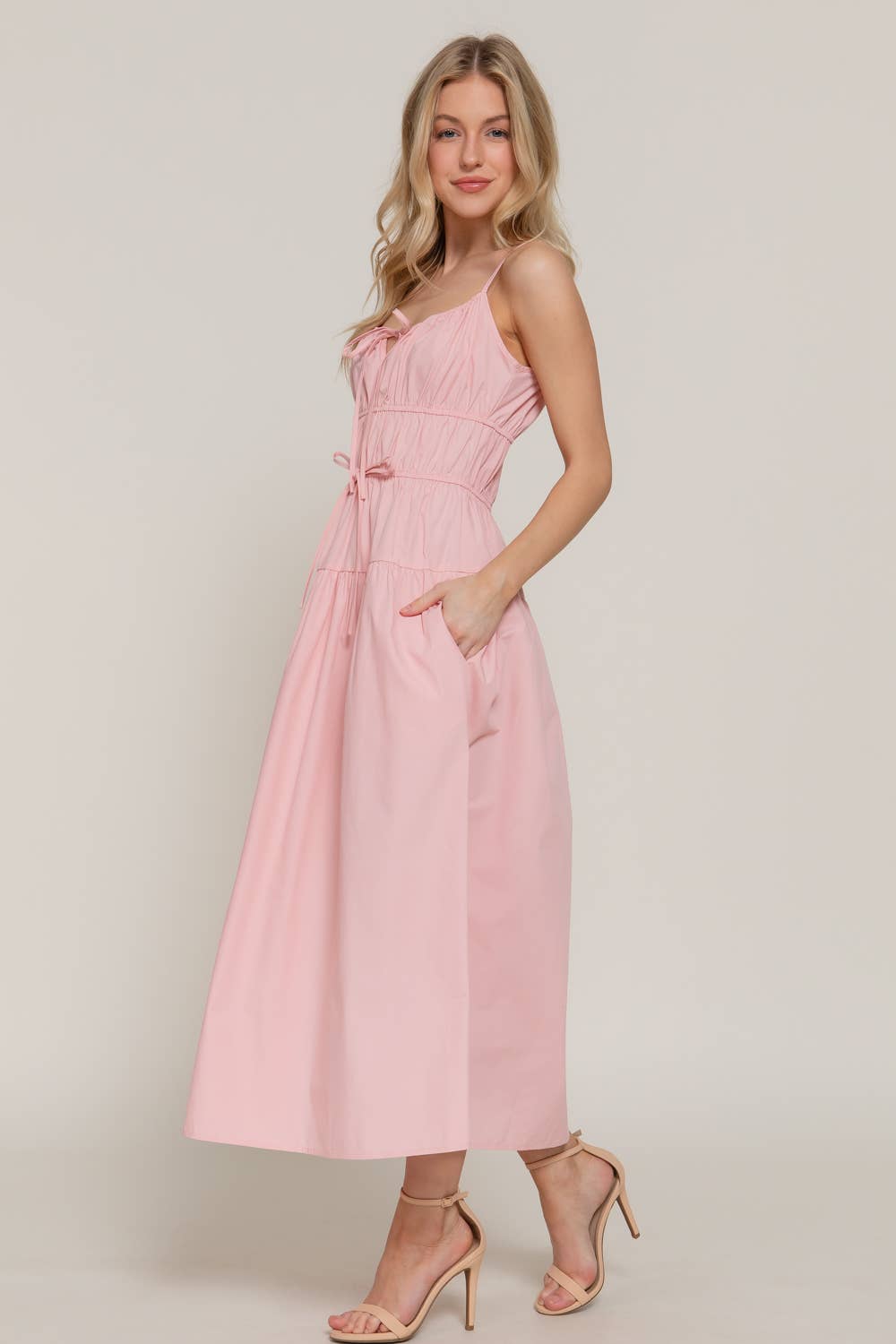 Vestido largo con detalle de lazo delantero y volantes.