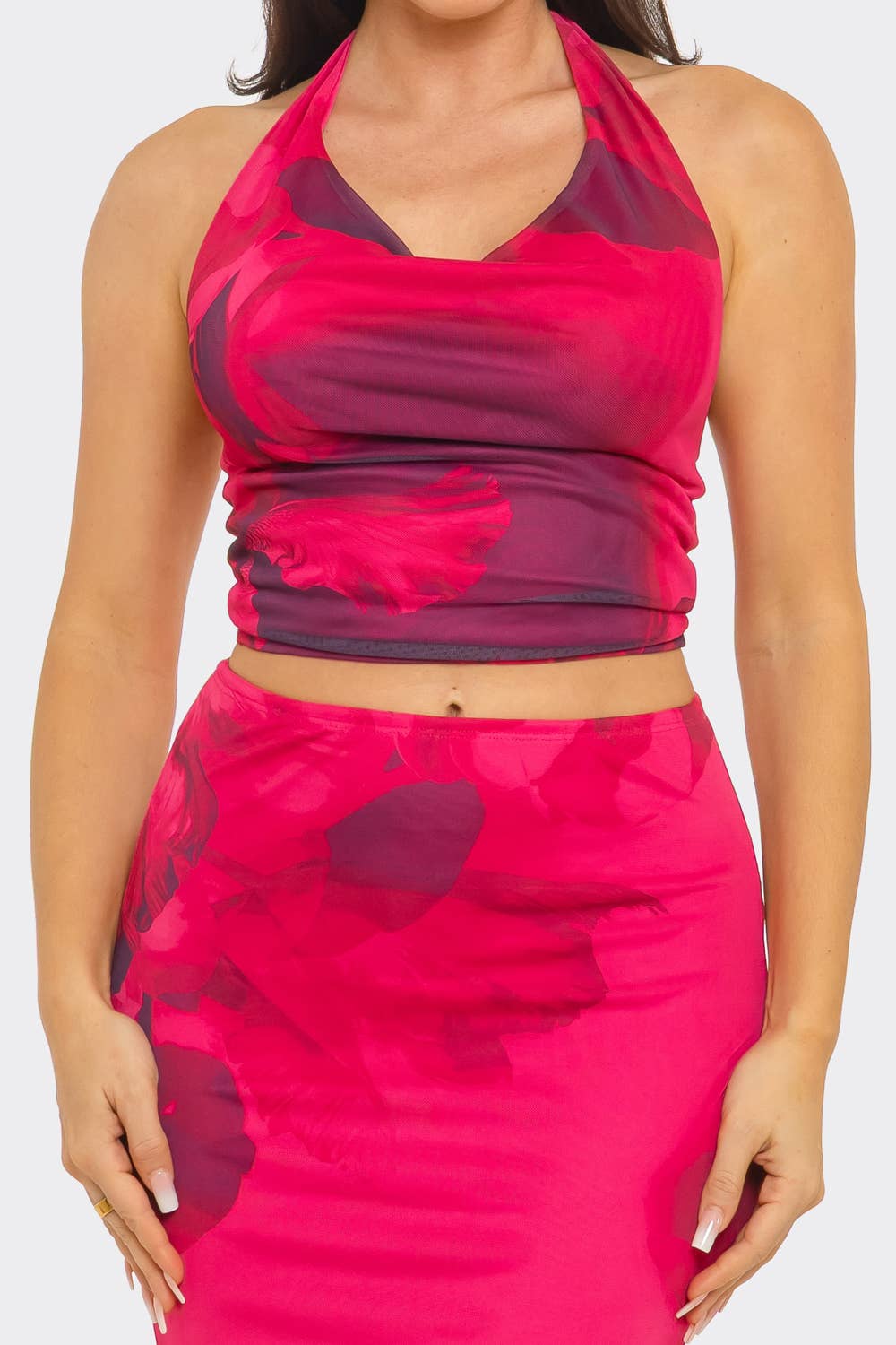 Conjunto de top de malla con estampado floral y cuello drapeado frontal y falda midi
