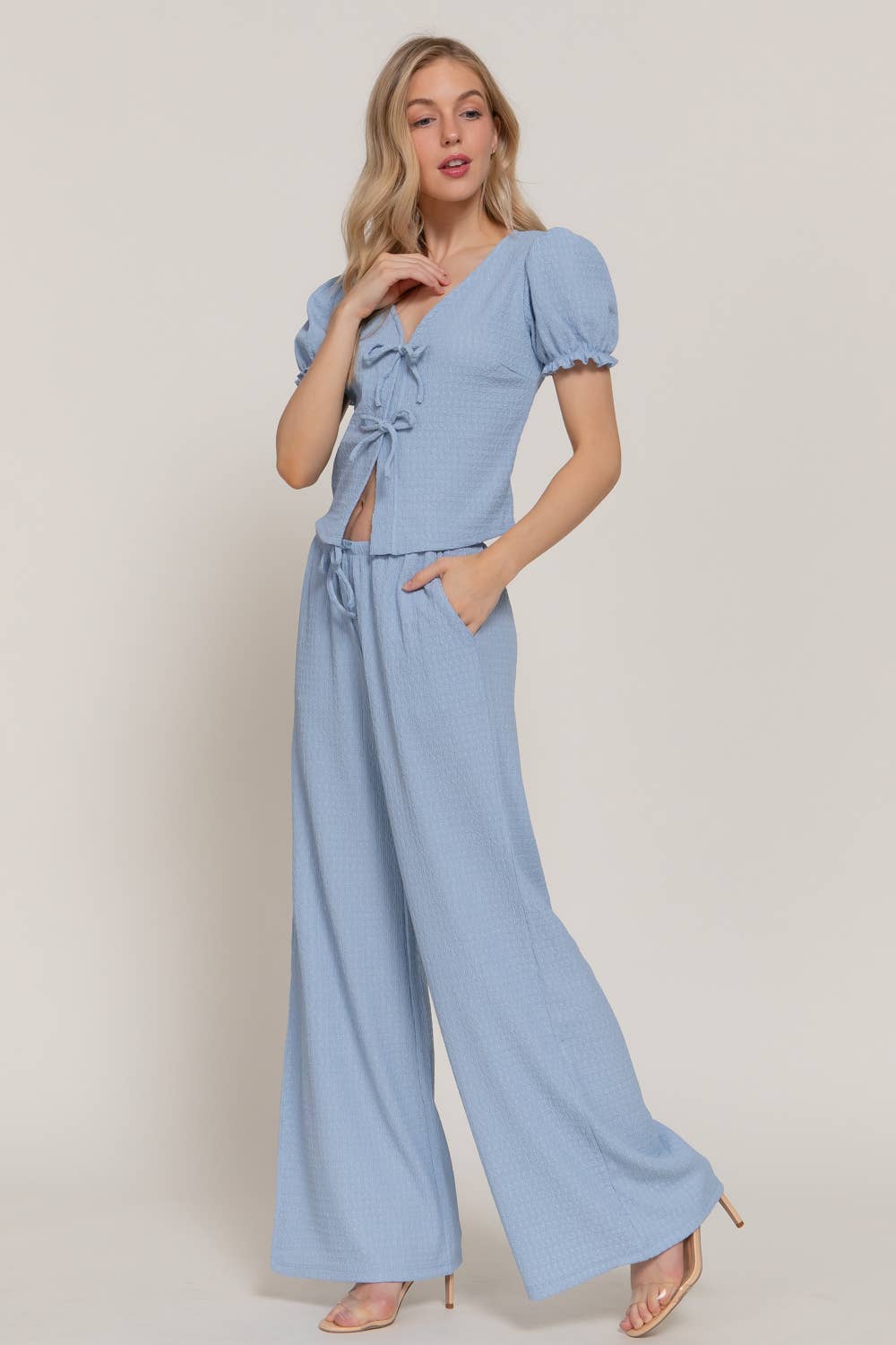 Conjunto de Top con Lazo y Pantalones de Punto Texturizado de Manga Corta y Cuello en V