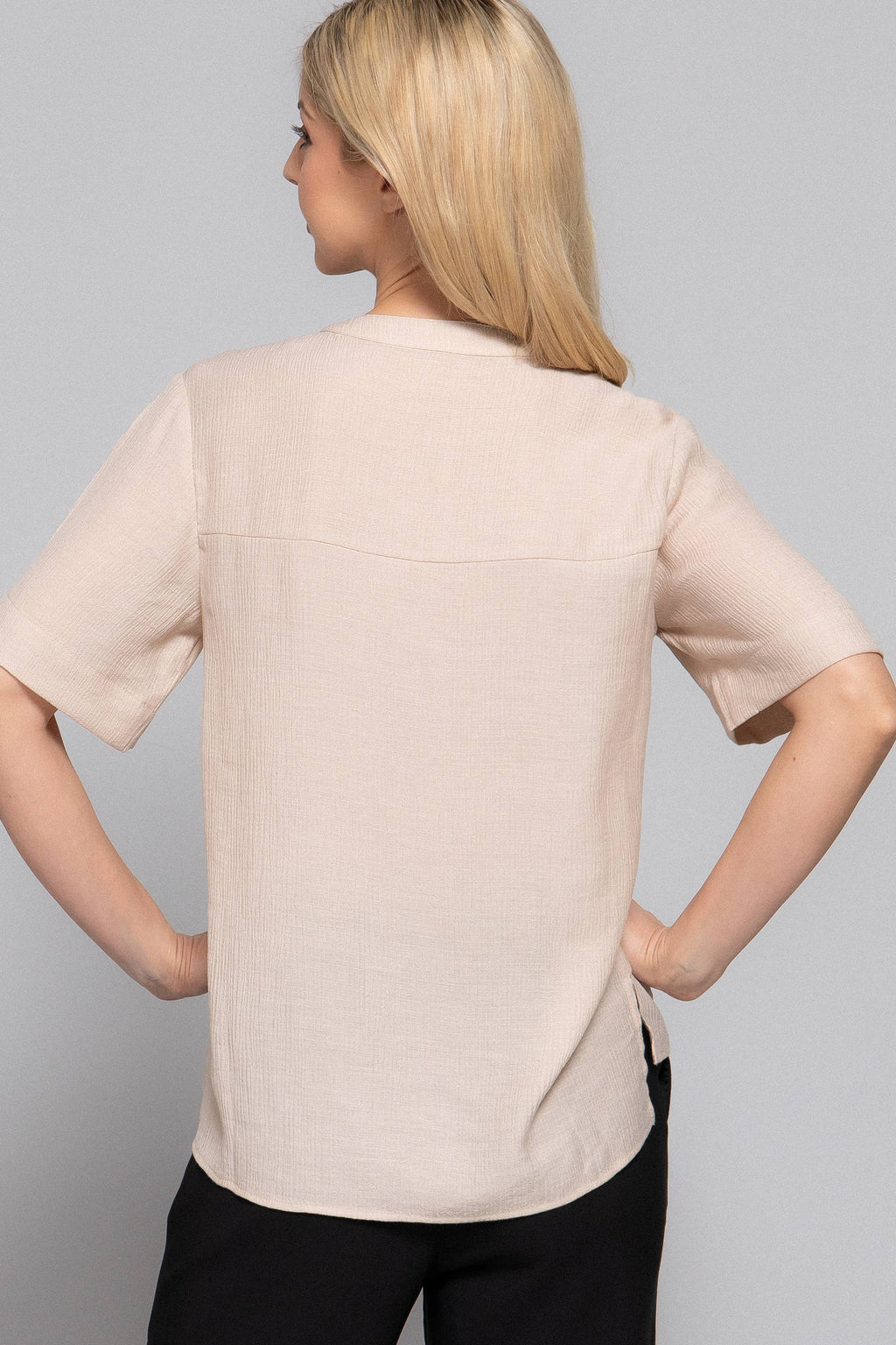 Blusa de manga corta con cuello redondo y cierre de botones