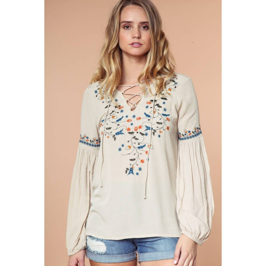 Blusa de manga larga con cordones y bordado.