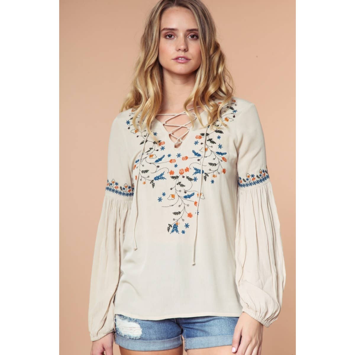 Blusa de manga larga con cordones y bordado.