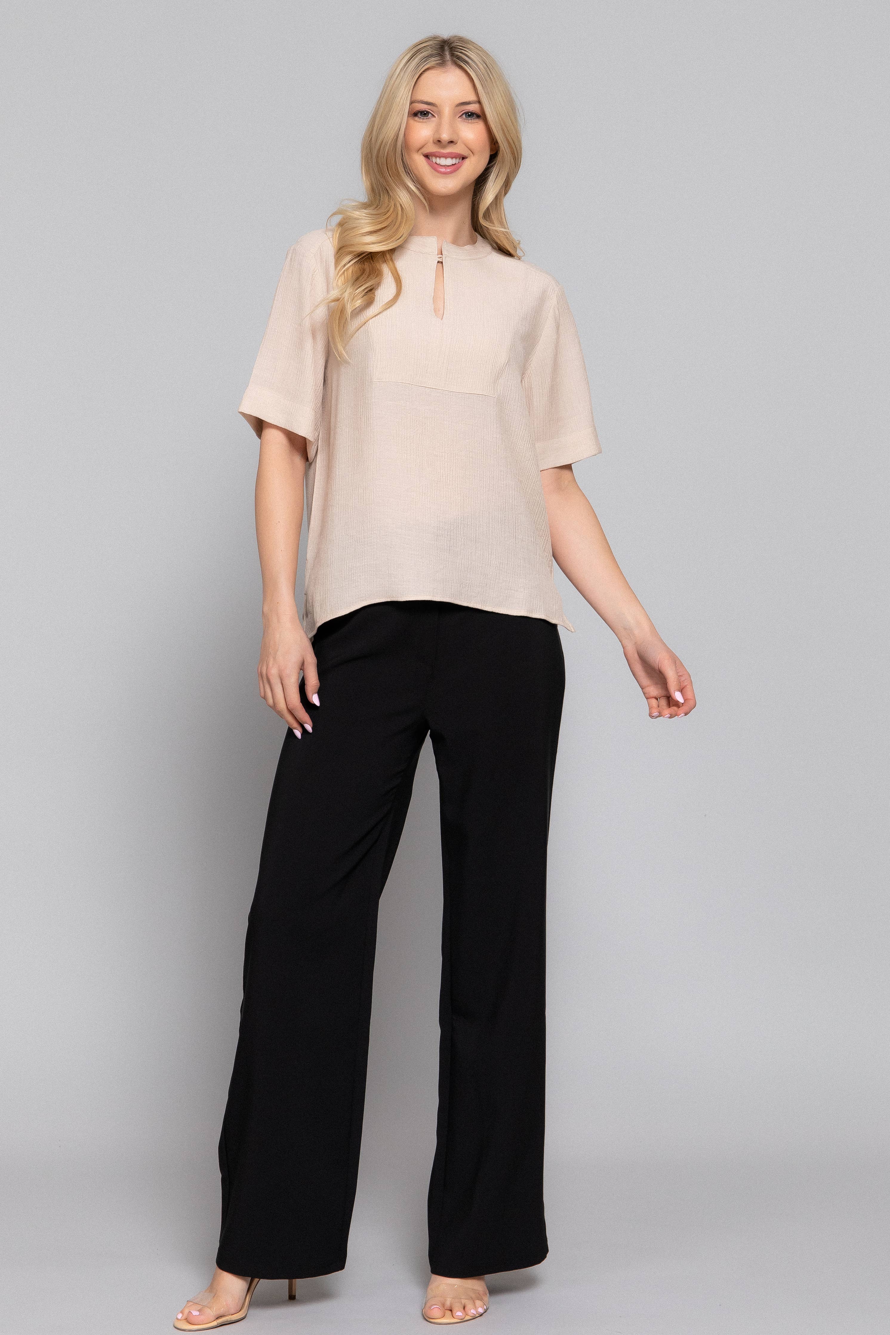 Blusa de manga corta con cuello redondo y cierre de botones