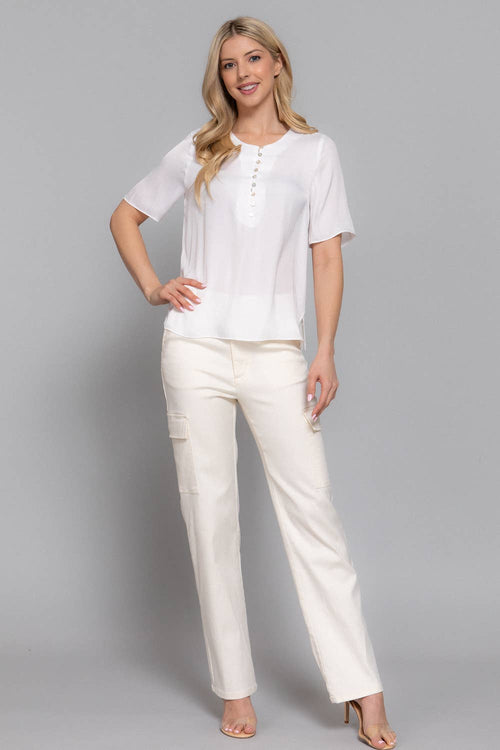 Blusa de satén lavado opaco con cuello redondo y botones de manga corta