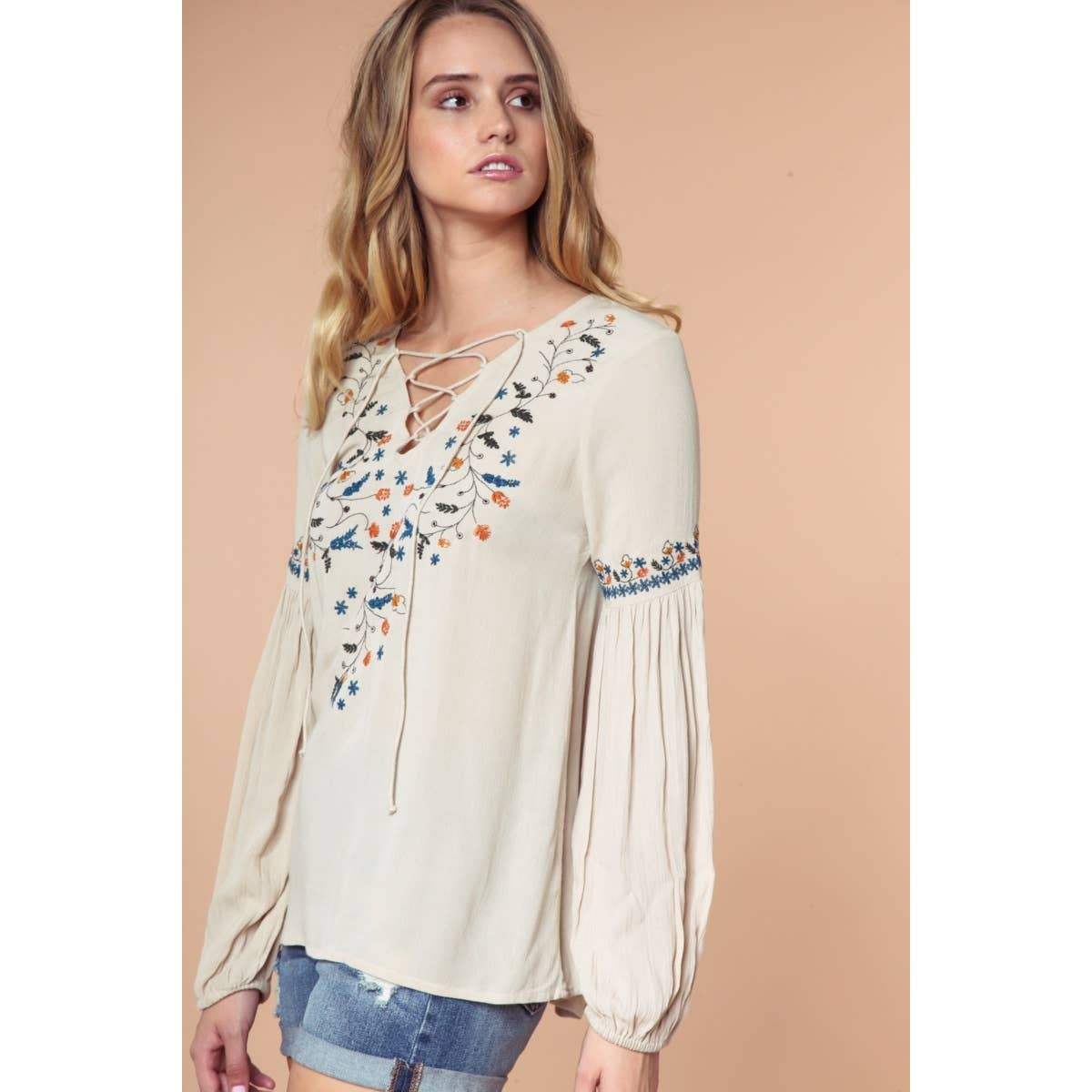 Blusa de manga larga con cordones y bordado.