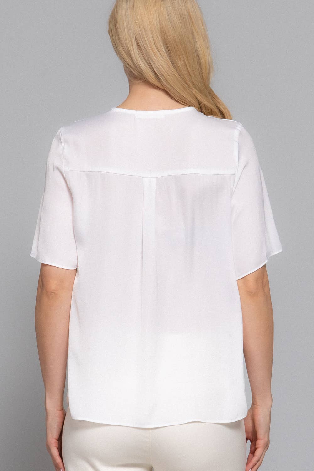 Blusa de satén lavado opaco con cuello redondo y botones de manga corta