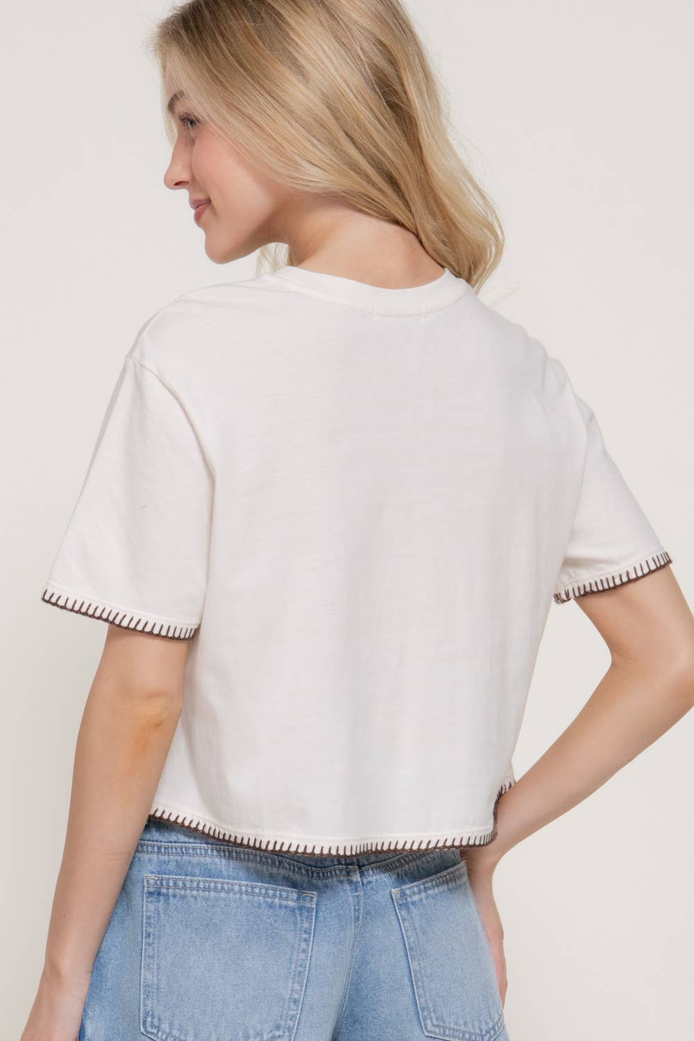Top de algodón tipo jersey con cuello redondo, manga corta y detalle bordado: IVY-ecru / M