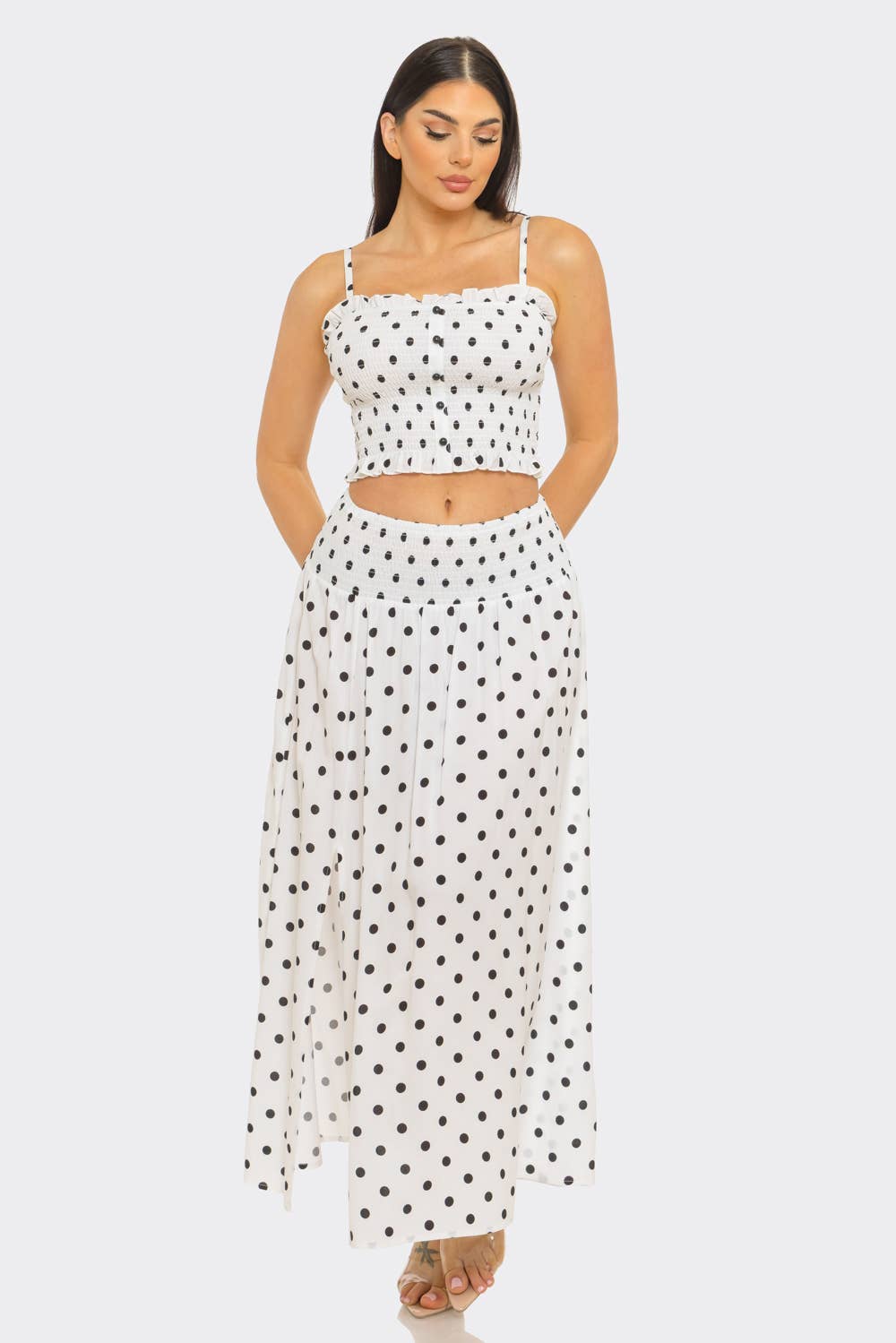 Conjunto de top fruncido tipo smock con lunares, botones decorativos frontales y falda