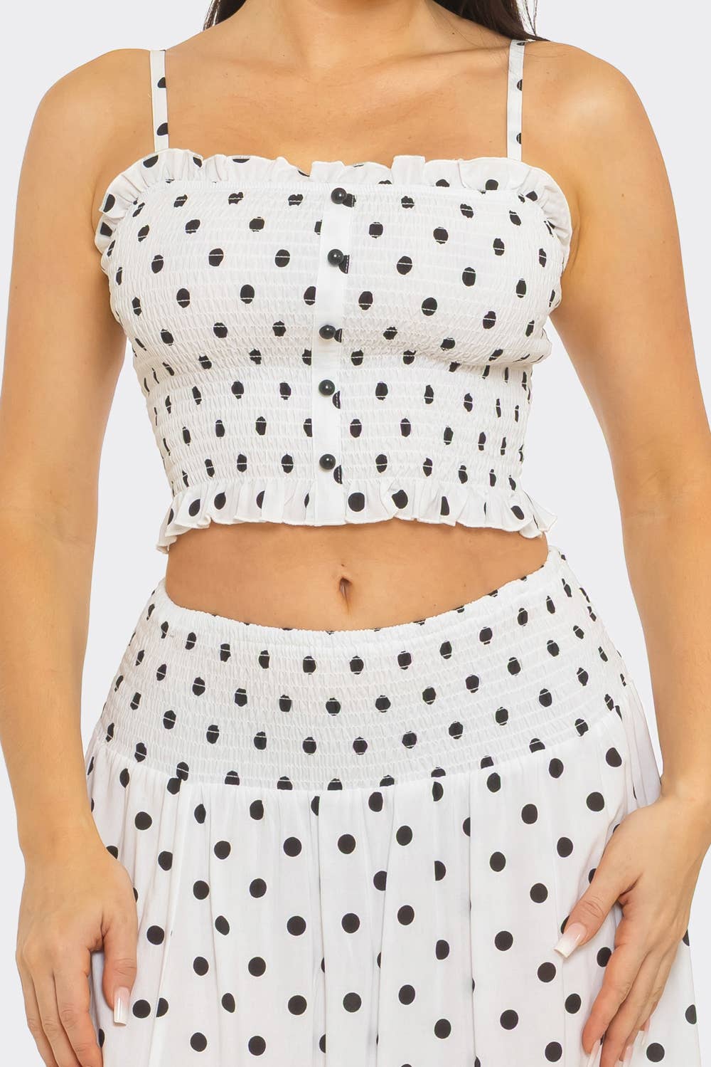 Conjunto de top fruncido tipo smock con lunares, botones decorativos frontales y falda