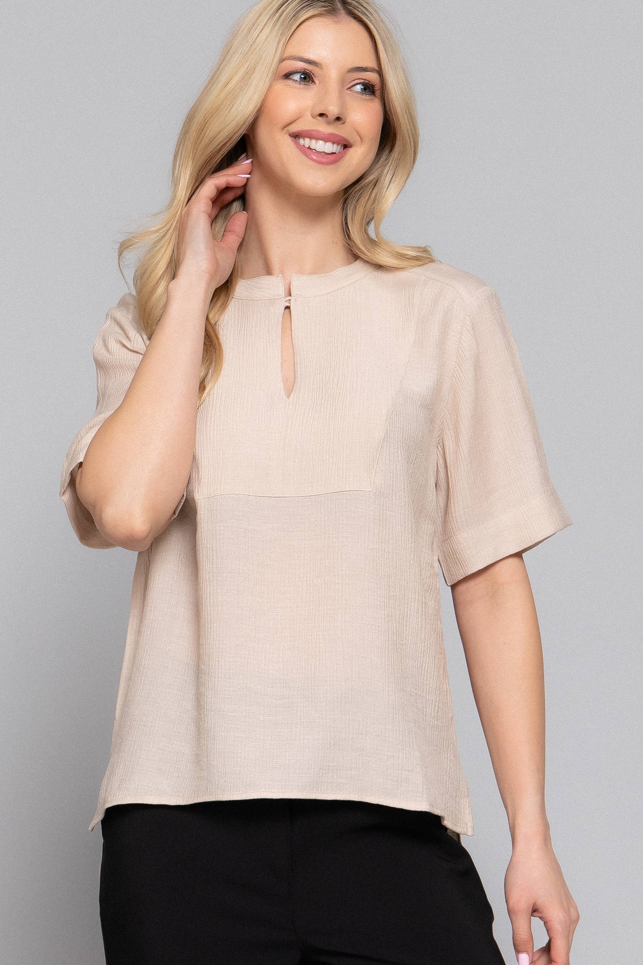 Blusa de manga corta con cuello redondo y cierre de botones